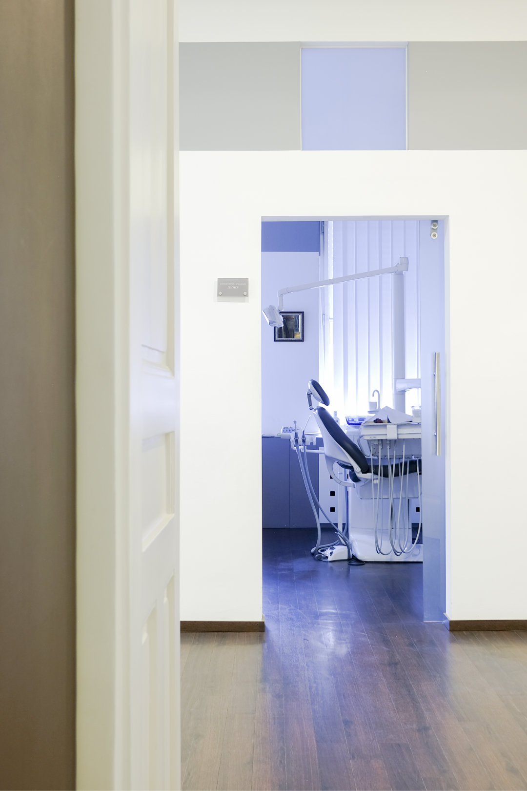 Behandlungsraum mit Zahnarztstuhl für oralchirurgische Eingriffe